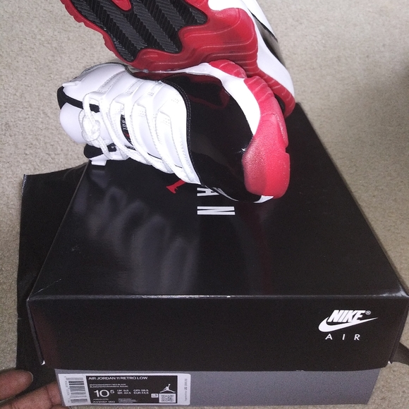 Air Jordan 11 Retro Low - Picture 2 of 5